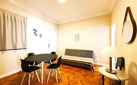 Apartamento com Dois Quartos na Orla de Copacabana